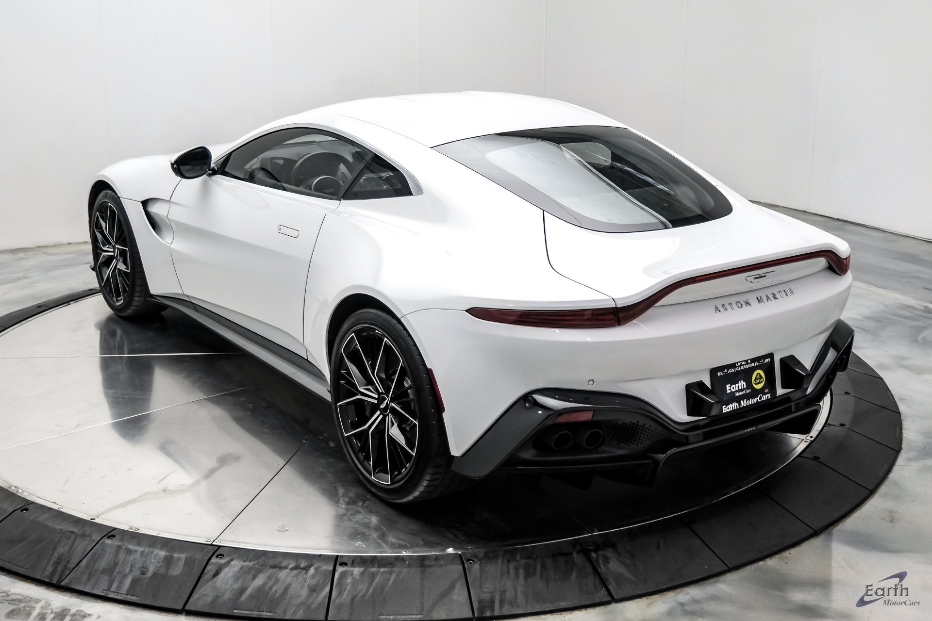 Used 2022 Aston Martin V8 Vantage Coupe RWD image 14