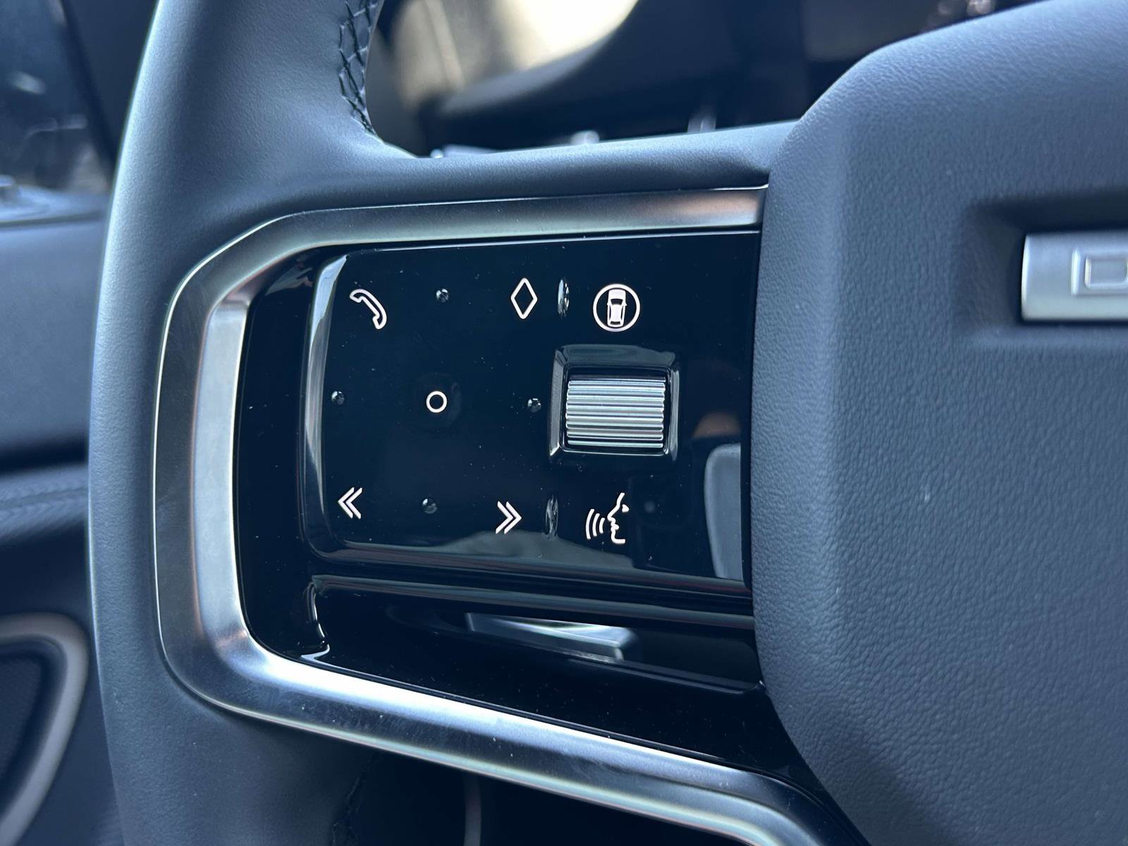 Used 2025 Land Rover Discovery Sport Dynamic SE image 24