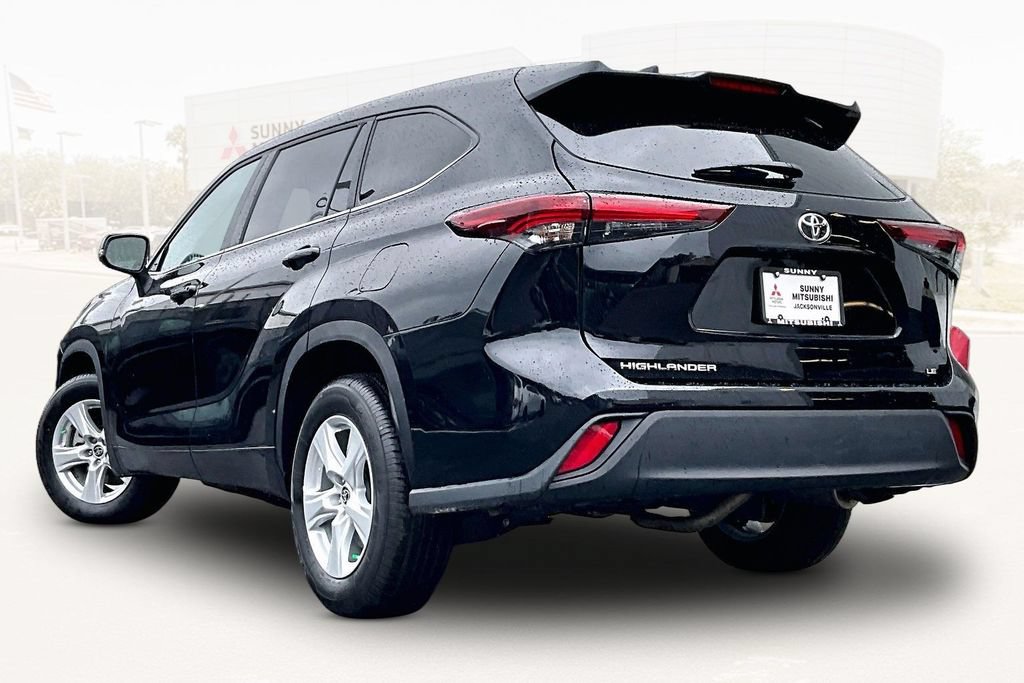Used 2025 Toyota Highlander LE FWD image 4