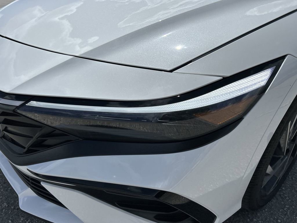 New 2025 Hyundai Elantra Limited image 15