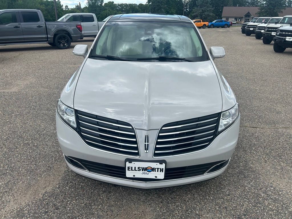 Used 2019 Lincoln MKT AWD image 2