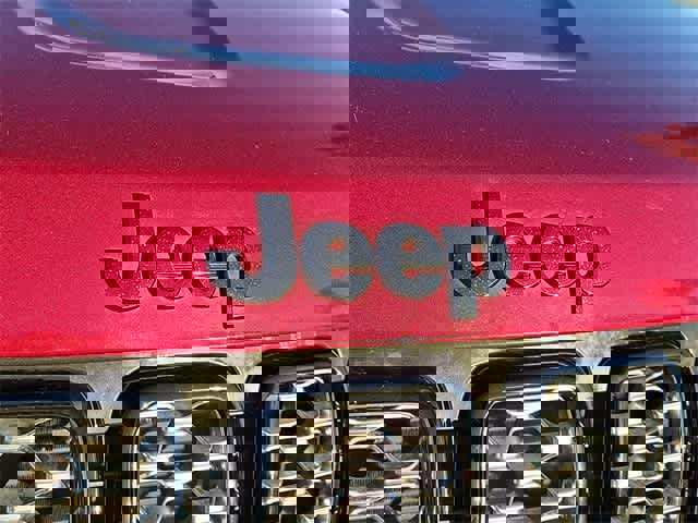 Used 2019 Jeep Grand Cherokee Altitude image 12