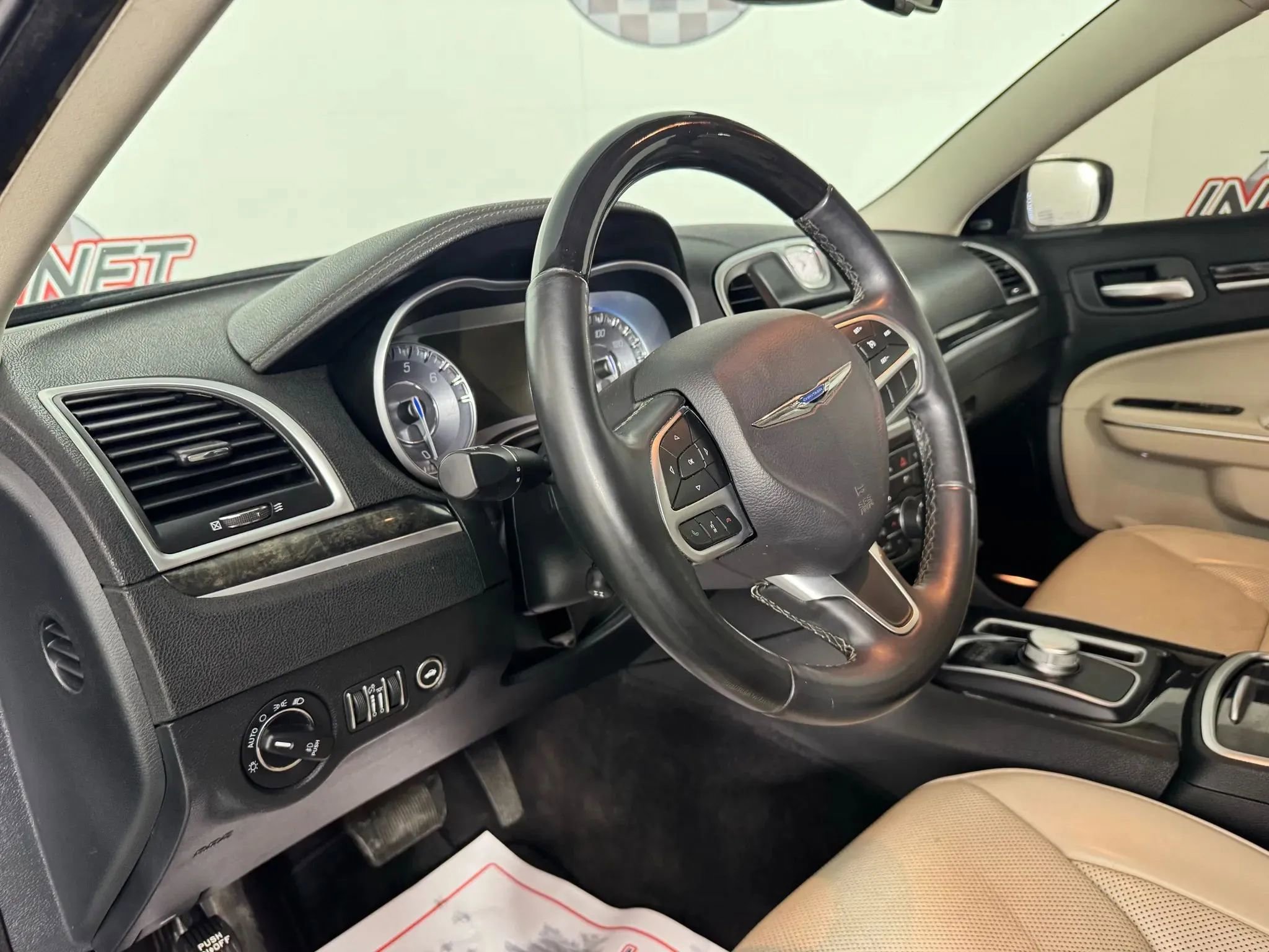 Used 2018 Chrysler 300 Limited image 10