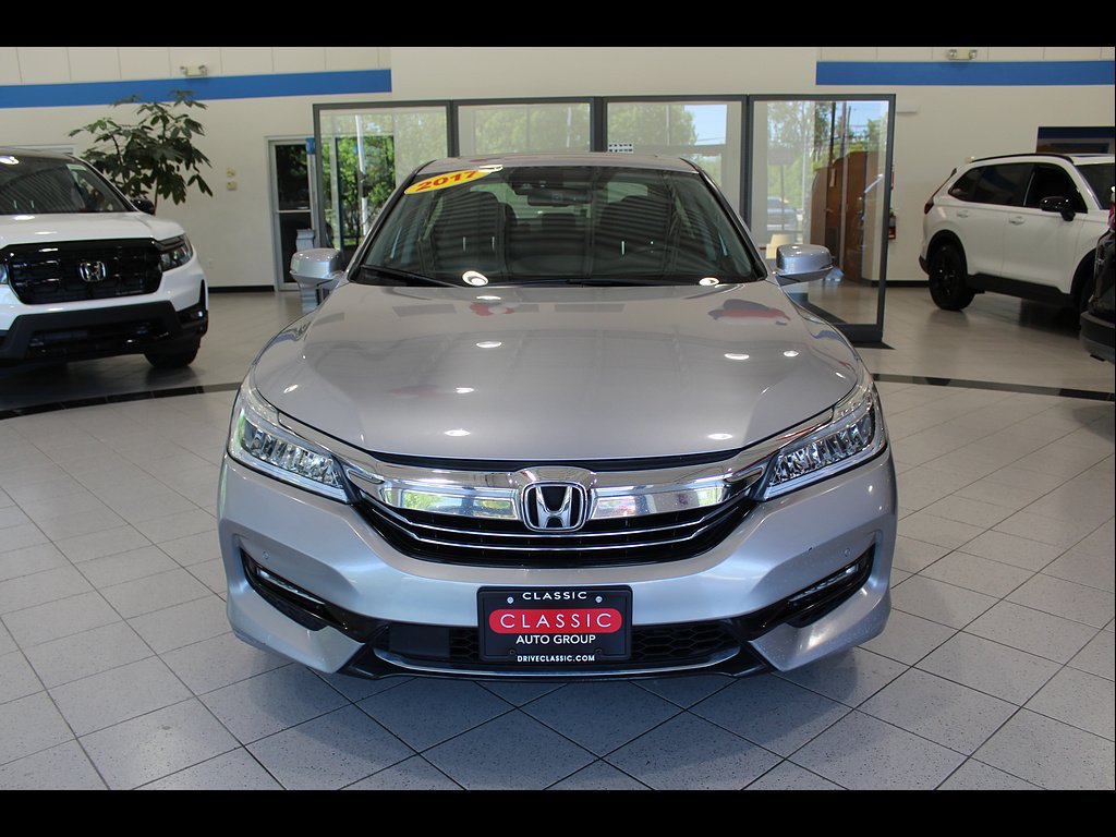 Used 2017 Honda Accord Touring image 2