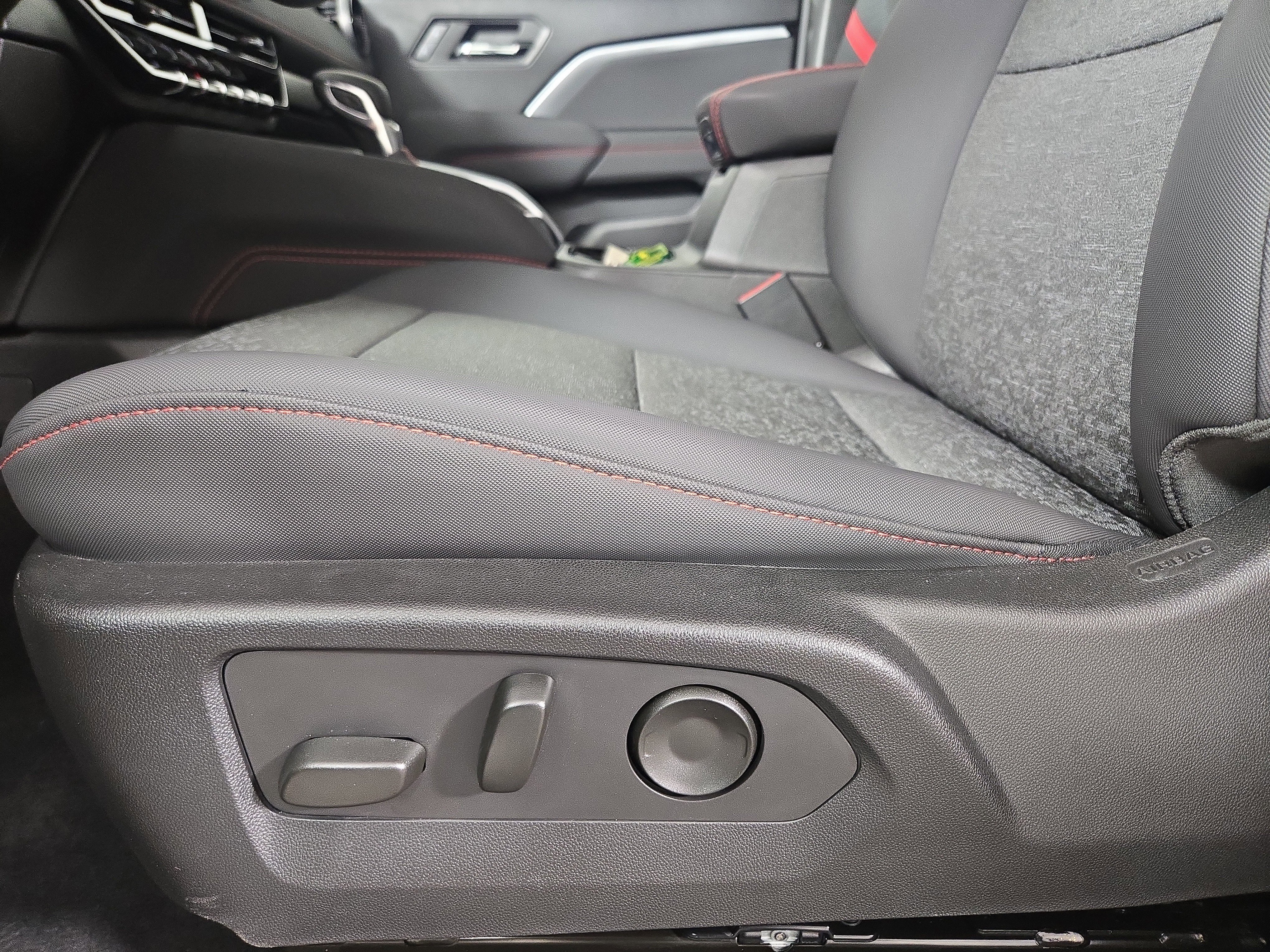 Certified 2024 Chevrolet Colorado Z71 w/ LPO, Dark Essentials Package image 31