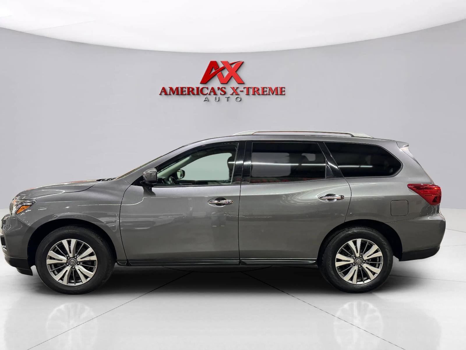 Used 2019 Nissan Pathfinder SV AWD/4WD image 4