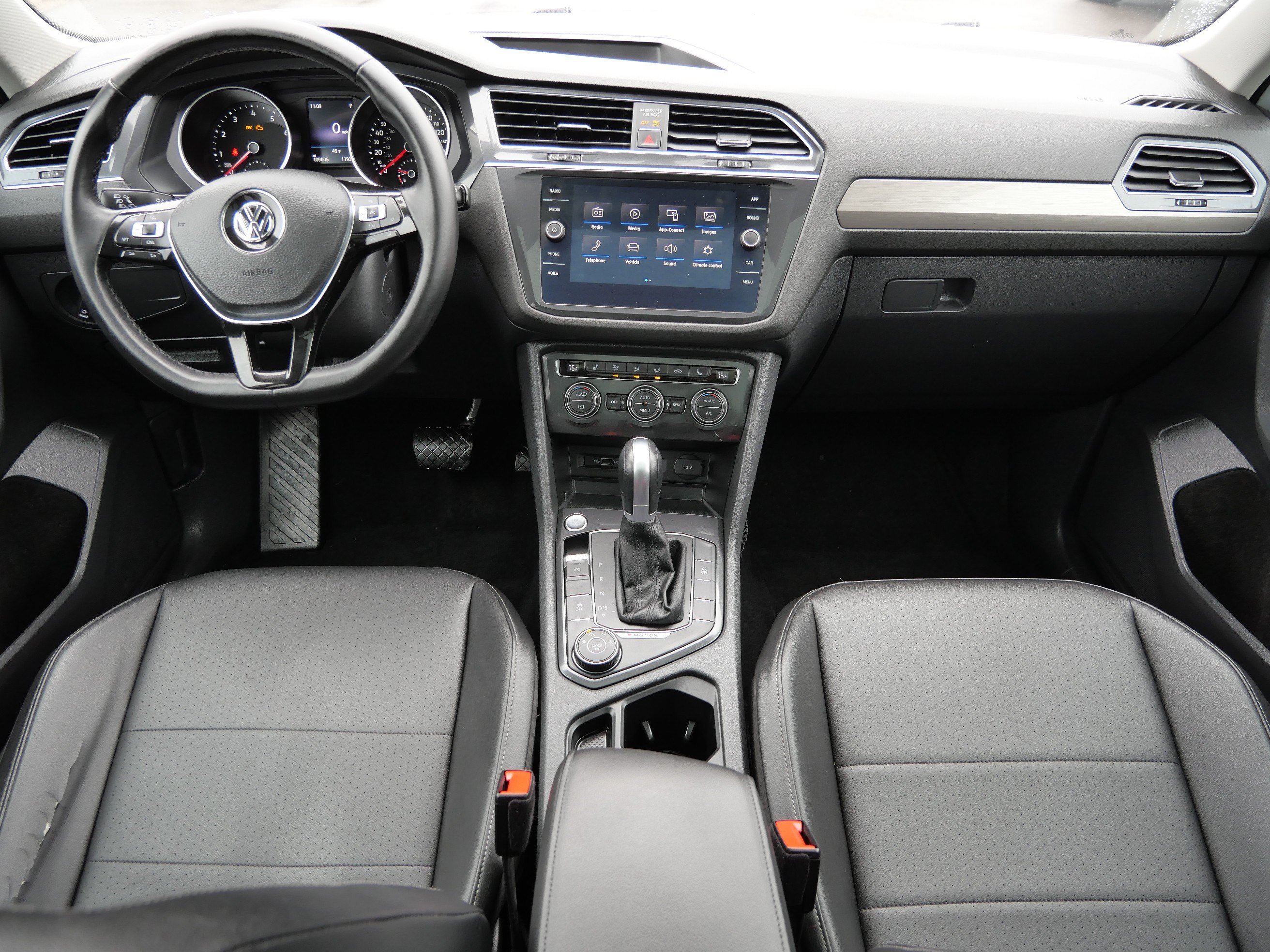 Used 2018 Volkswagen Tiguan SE w/ Panoramic Sunroof Package image 10