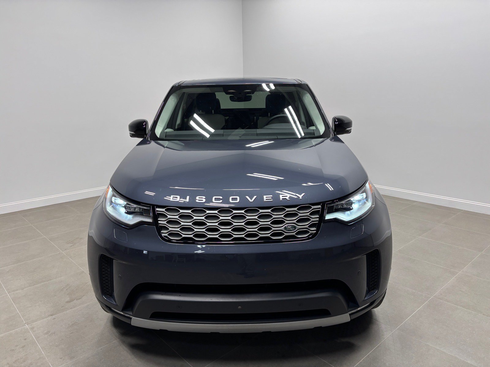 New 2025 Land Rover Discovery S AWD/4WD image 3