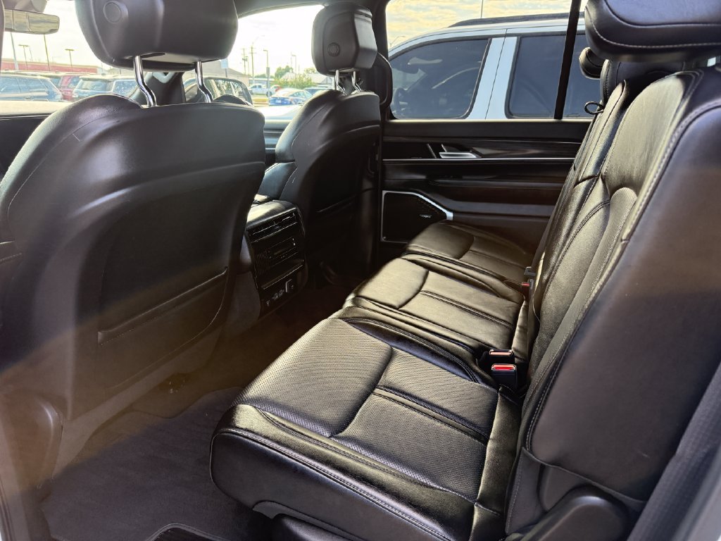 Used 2024 Jeep Wagoneer L Series II AWD/4WD image 25