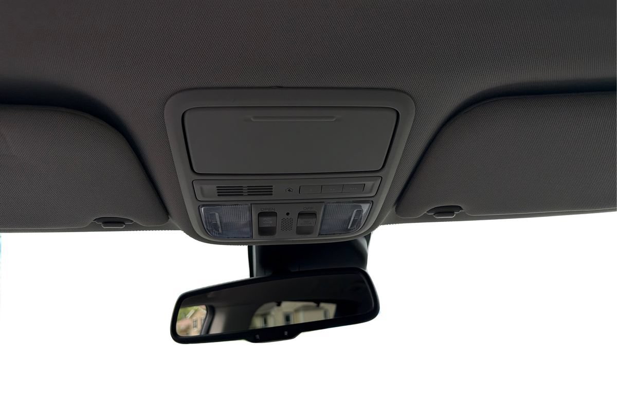 Used 2015 Honda Odyssey Touring Elite image 16