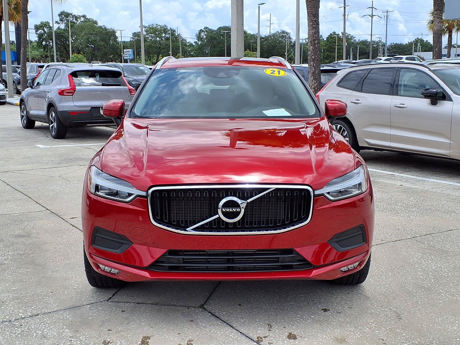 Used 2021 Volvo XC60 T5 Momentum w/ Premium Package FWD image 2