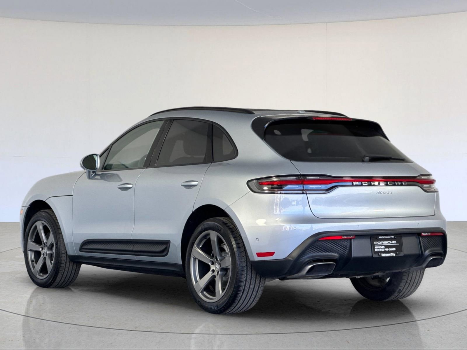 Certified 2025 Porsche Macan image 3