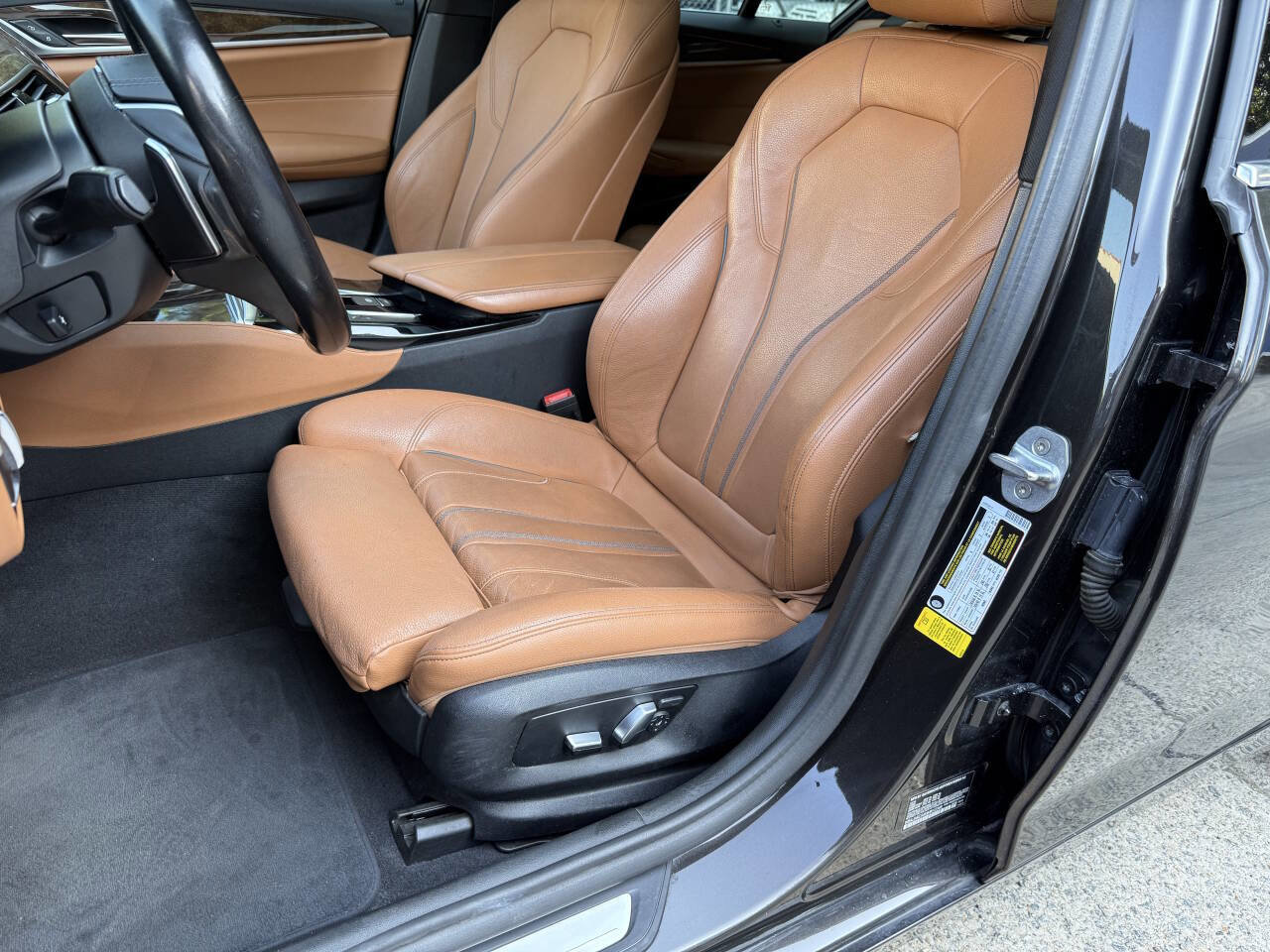 Used 2019 BMW 530i w/ Luxury Package RWD image 2