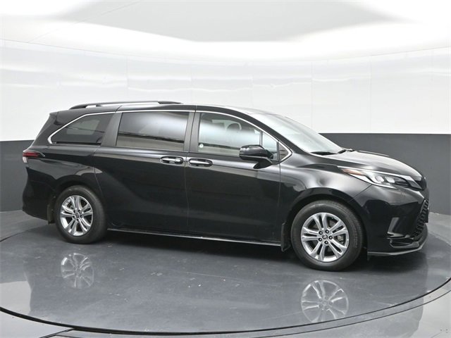 Used 2022 Toyota Sienna XSE image 5