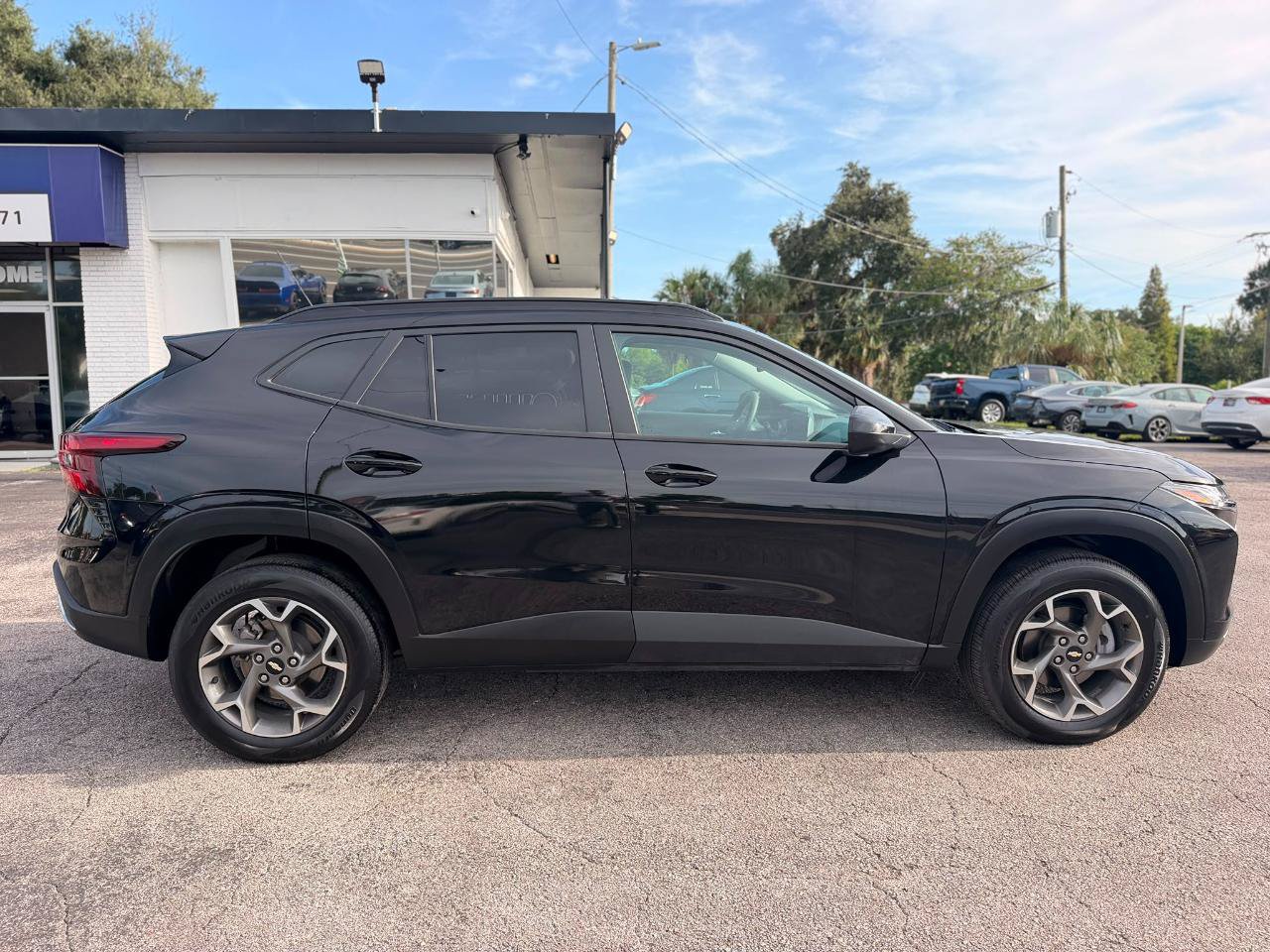 Used 2025 Chevrolet Trax LT FWD image 6