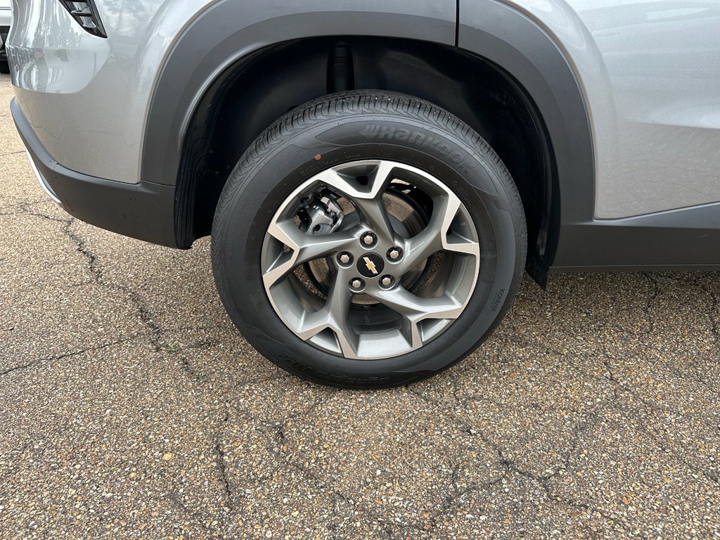 Used 2025 Chevrolet Trax LT FWD image 5