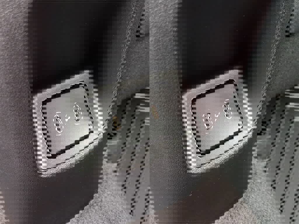 Used 2025 Hyundai Elantra Limited image 25