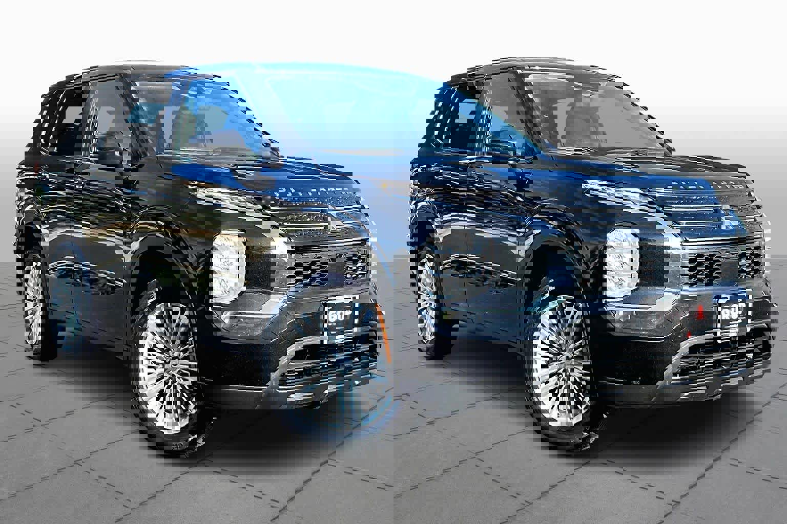 Used 2023 Mitsubishi Outlander ES image 2