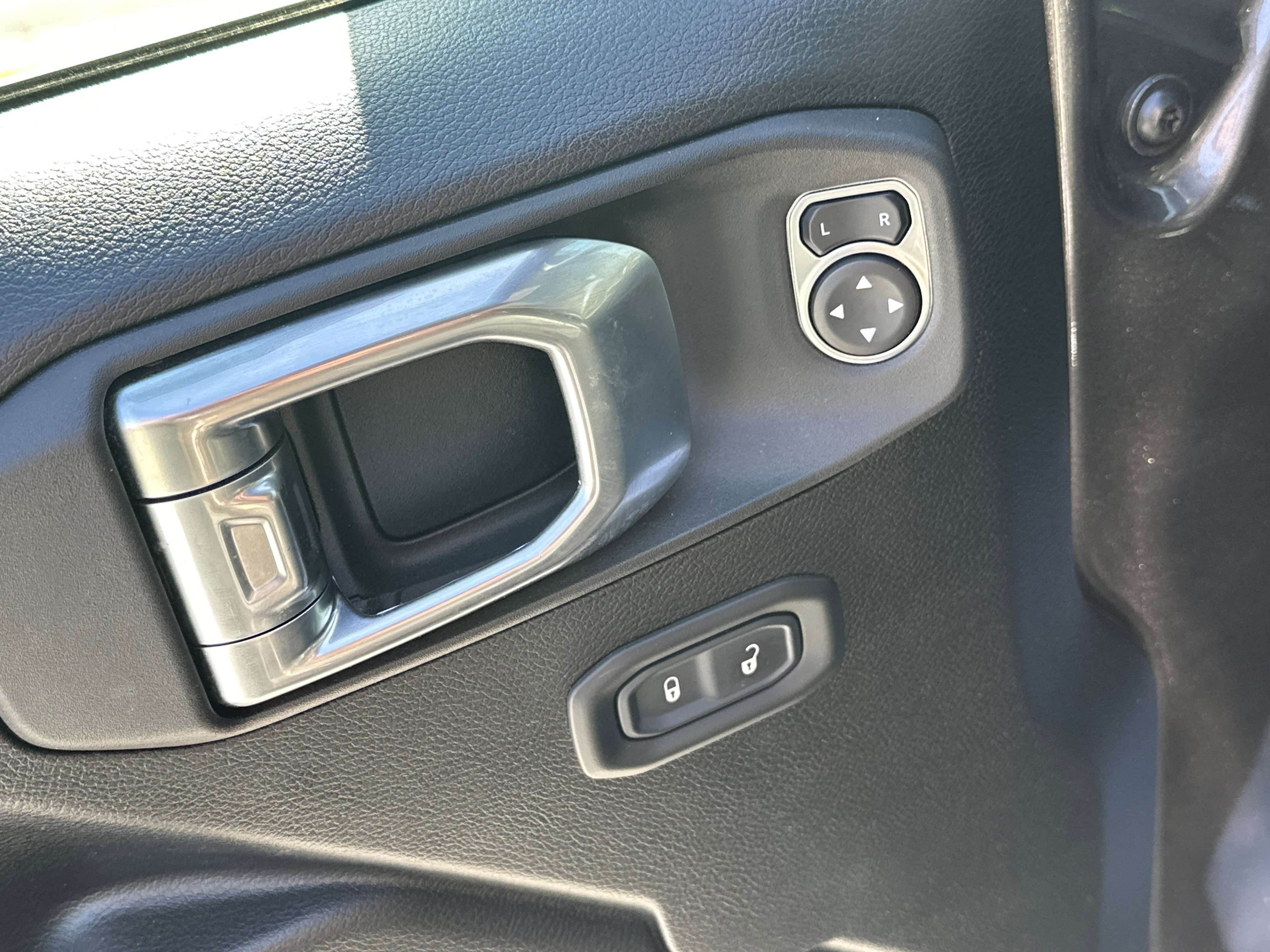 Used 2022 Jeep Gladiator Sport AWD/4WD image 15