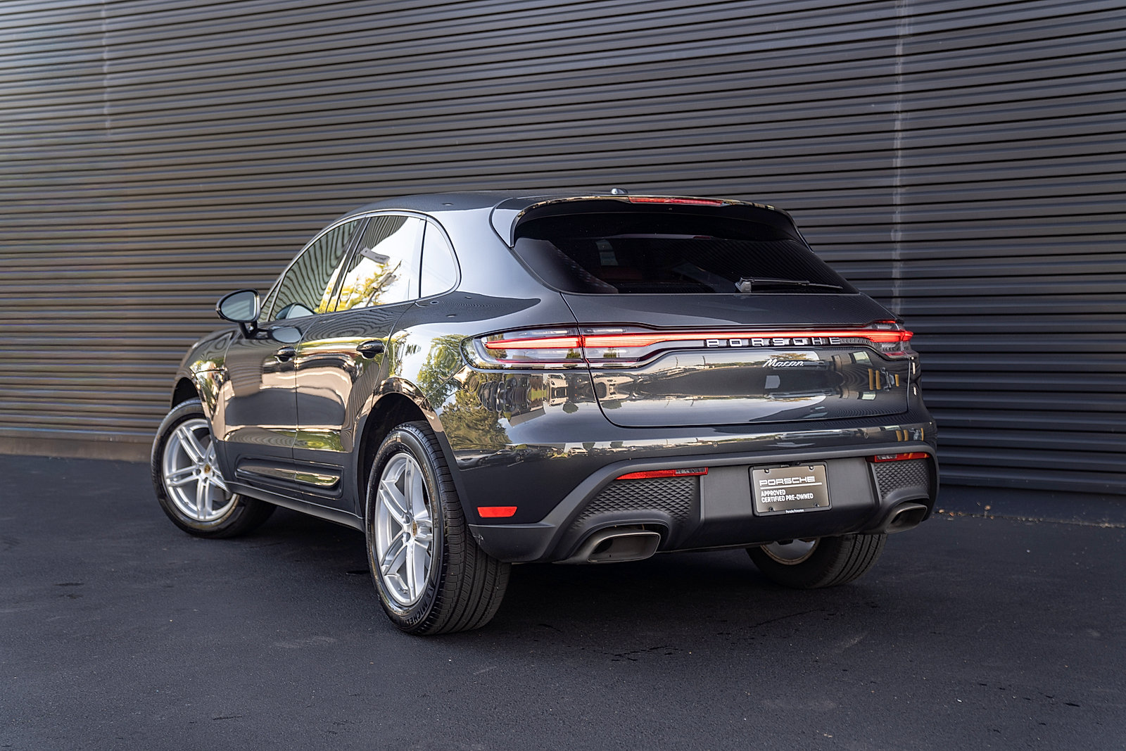 Used 2026 Porsche Macan AWD/4WD image 3