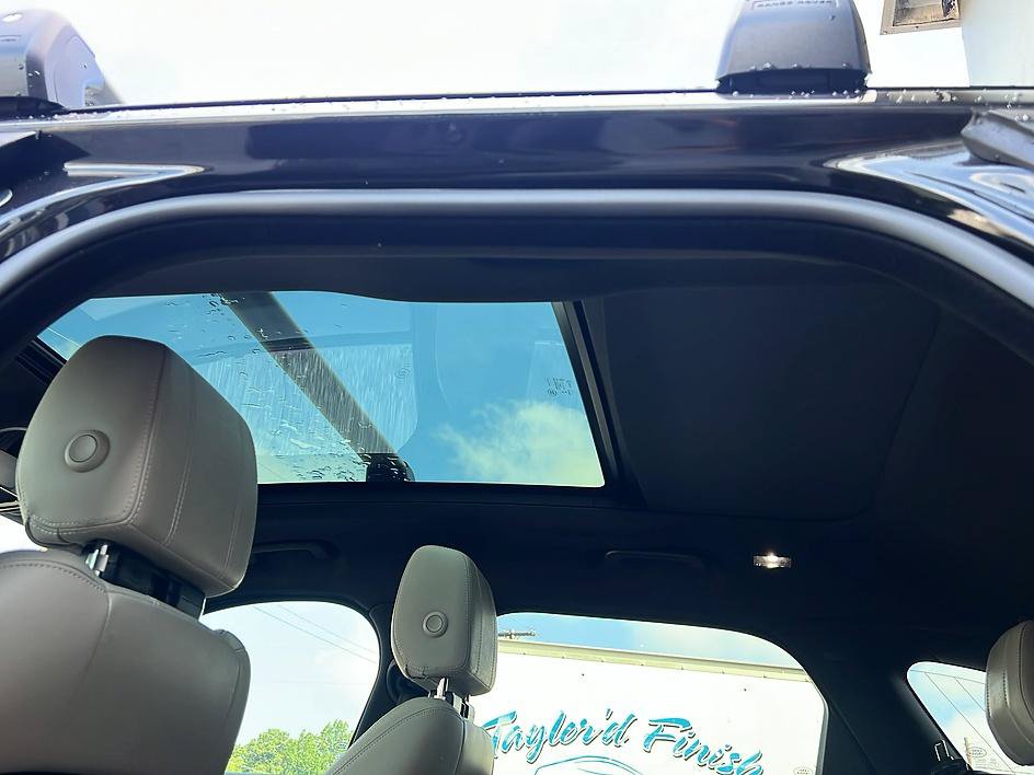 Used 2018 Land Rover Range Rover Velar R-Dynamic SE AWD/4WD image 29
