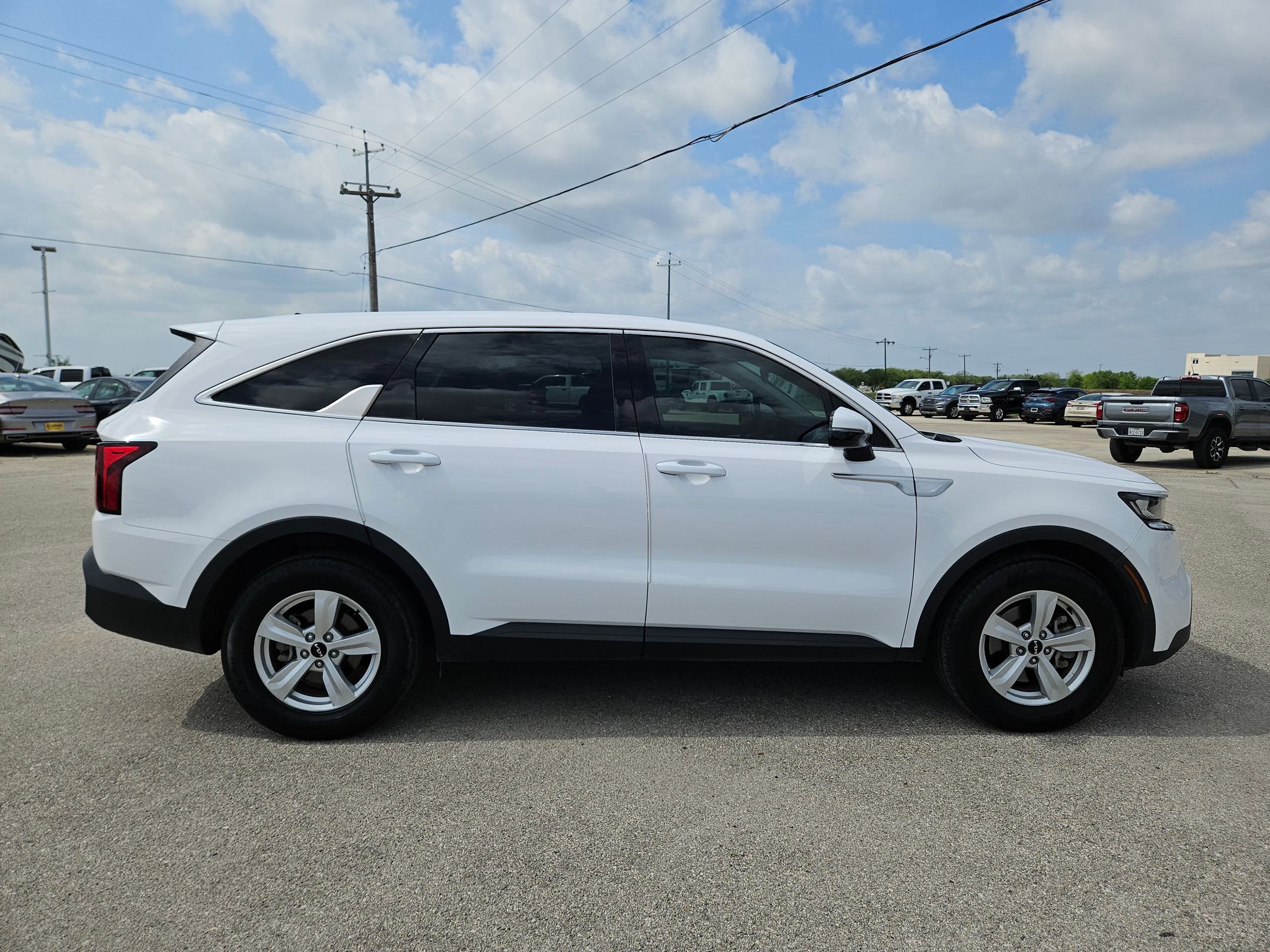 Used 2023 Kia Sorento LX FWD image 2