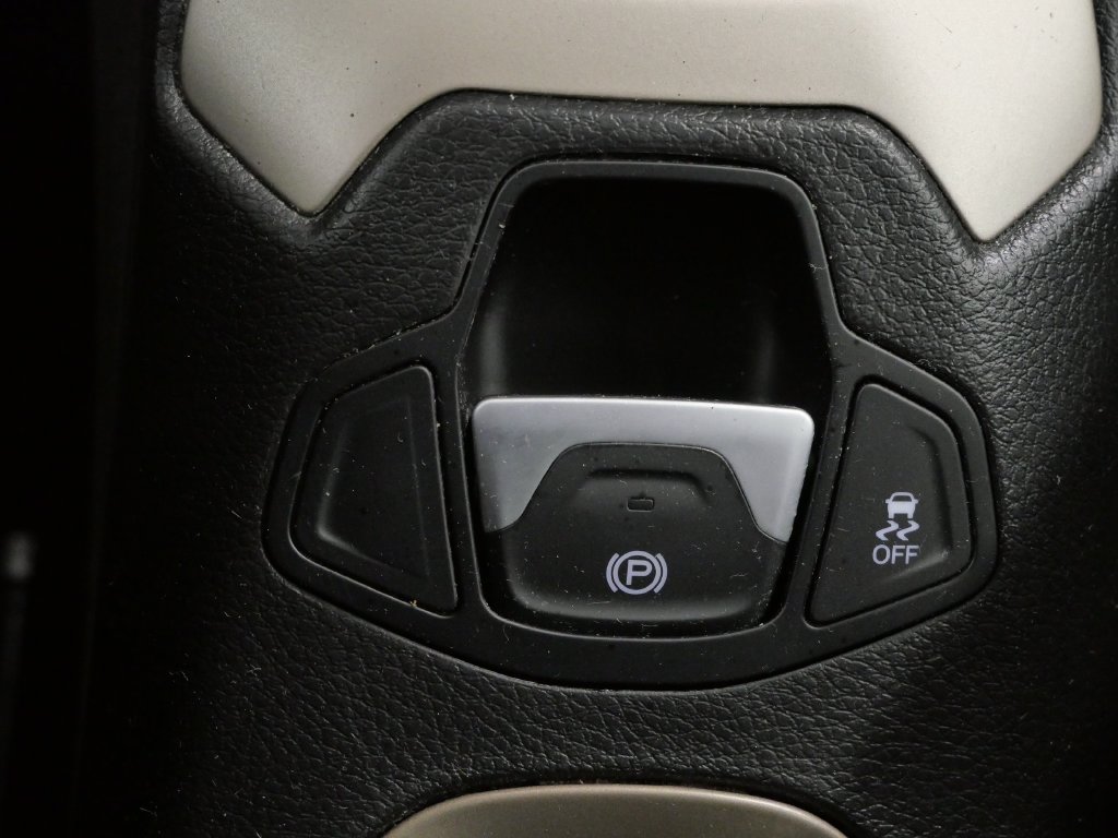 Used 2015 Jeep Renegade Latitude FWD image 24