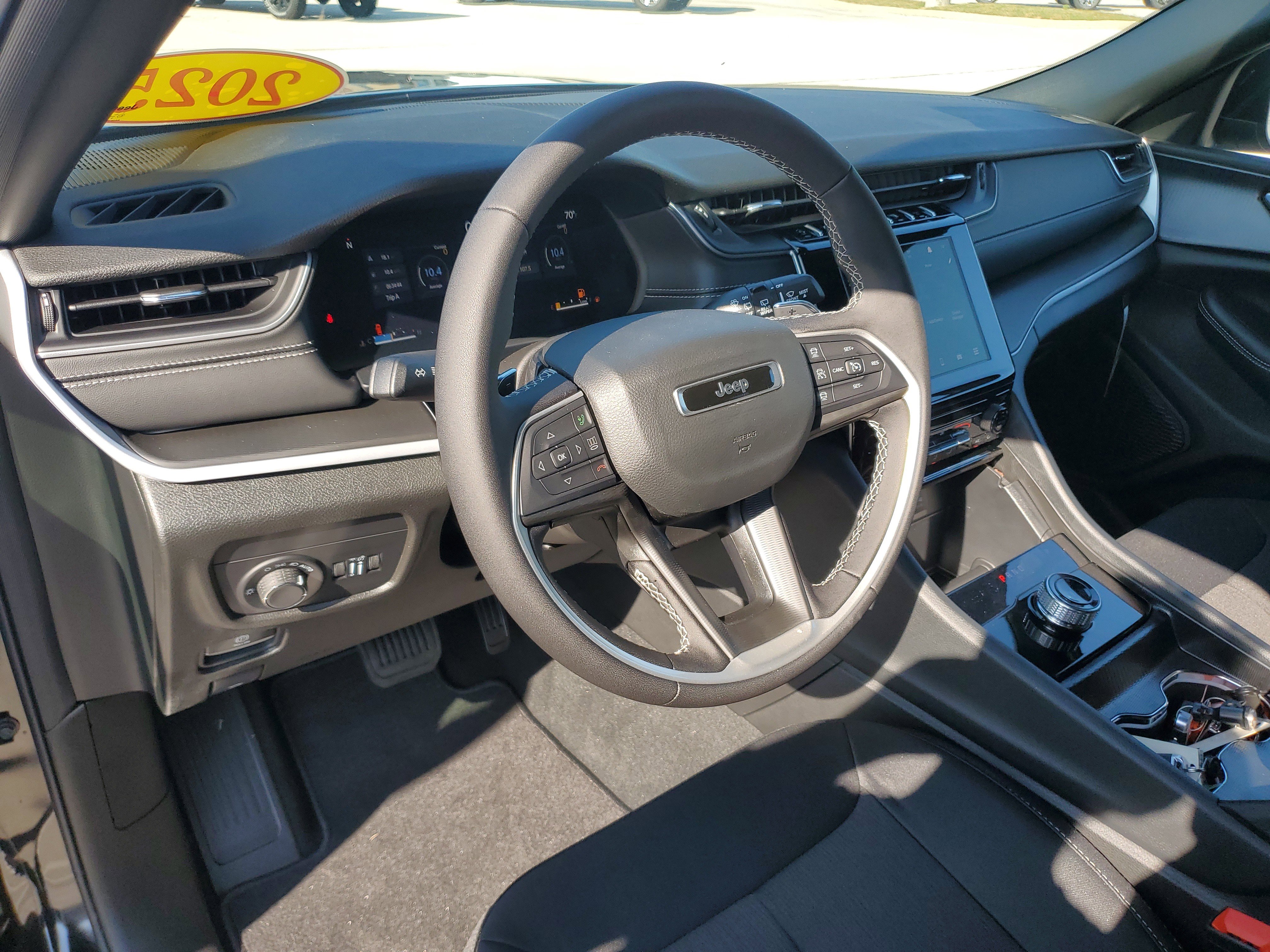 New 2025 Jeep Grand Cherokee L Laredo image 17