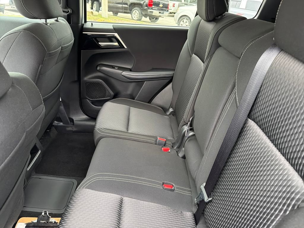 Used 2025 Mitsubishi Outlander ES AWD/4WD image 32