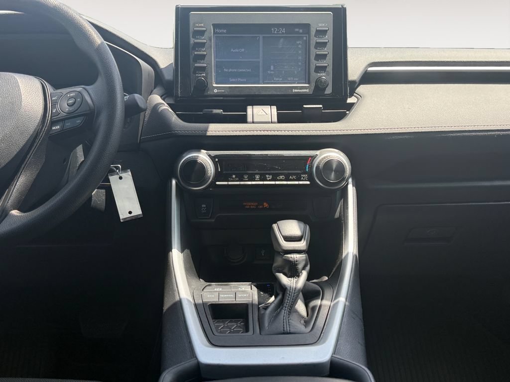 Used 2022 Toyota RAV4 LE FWD image 11