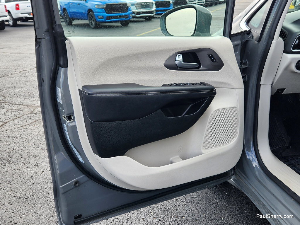 Used 2022 Chrysler Pacifica Touring-L FWD image 32
