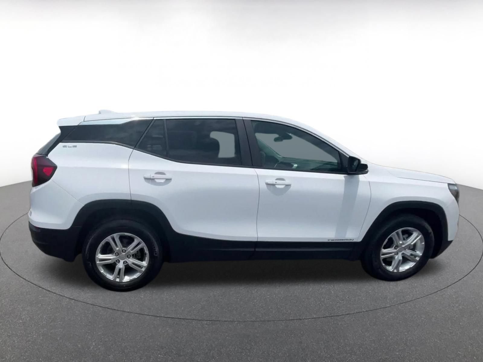 Used 2024 GMC Terrain SLE FWD image 16