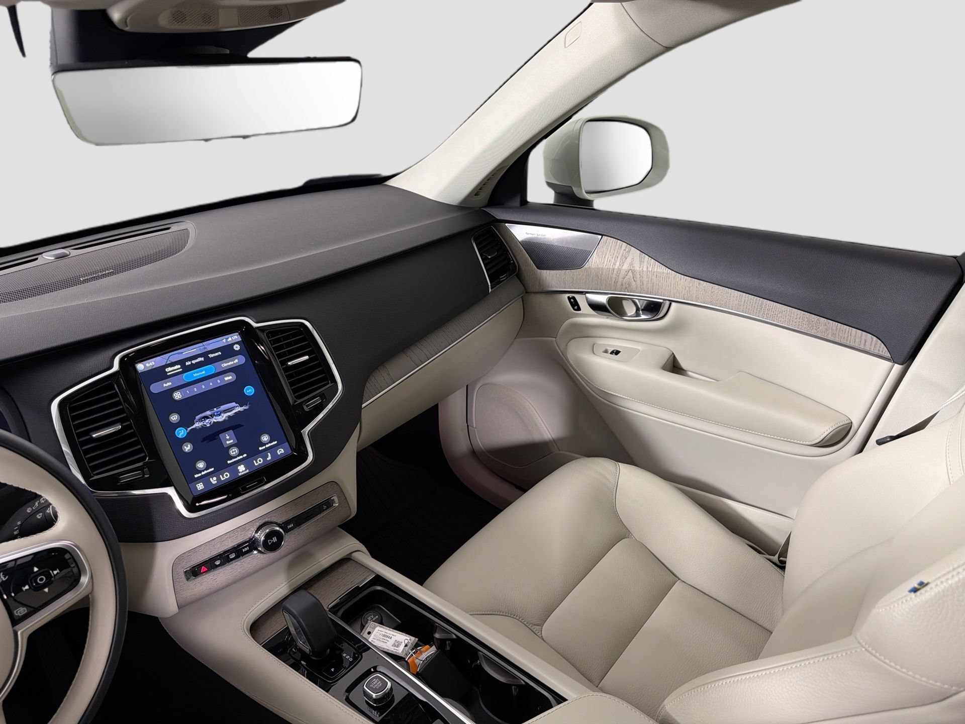 Certified 2025 Volvo XC90 T8 Plus w/ Protection Package Premier AWD/4WD image 24