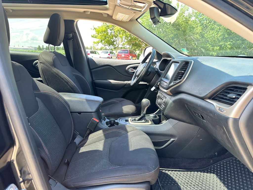 Used 2016 Jeep Cherokee 75th Anniversary AWD/4WD image 37