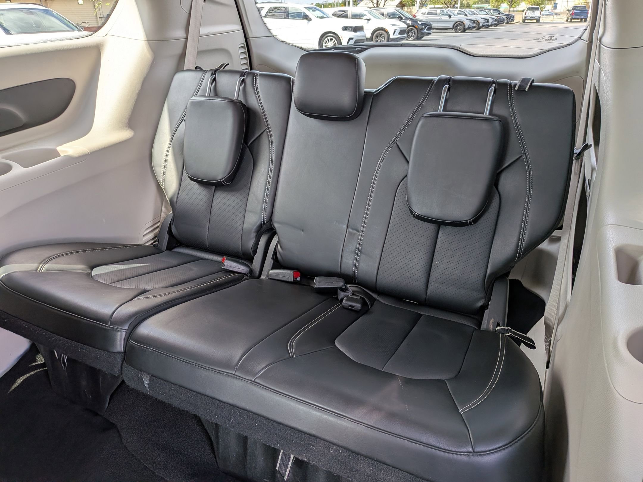 Used 2024 Chrysler Pacifica Touring-L image 27