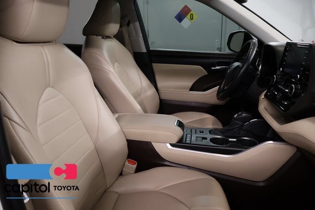Certified 2021 Toyota Highlander XLE AWD/4WD image 29