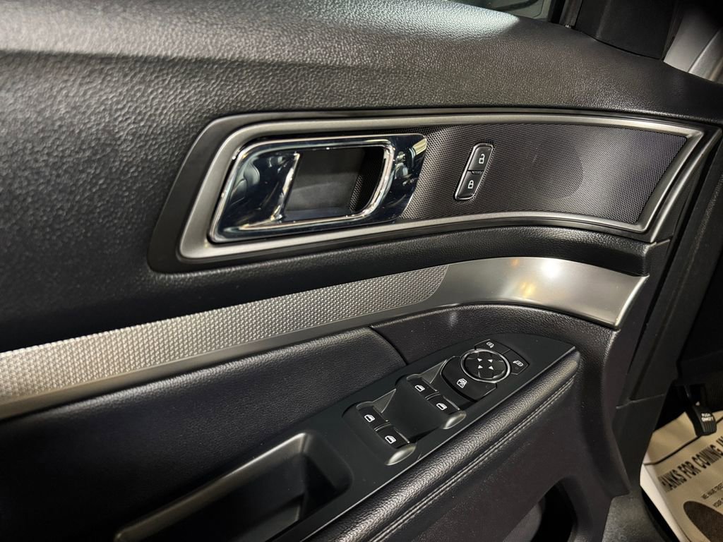 Used 2019 Ford Explorer XLT w/ Equipment Group 202A AWD/4WD image 14
