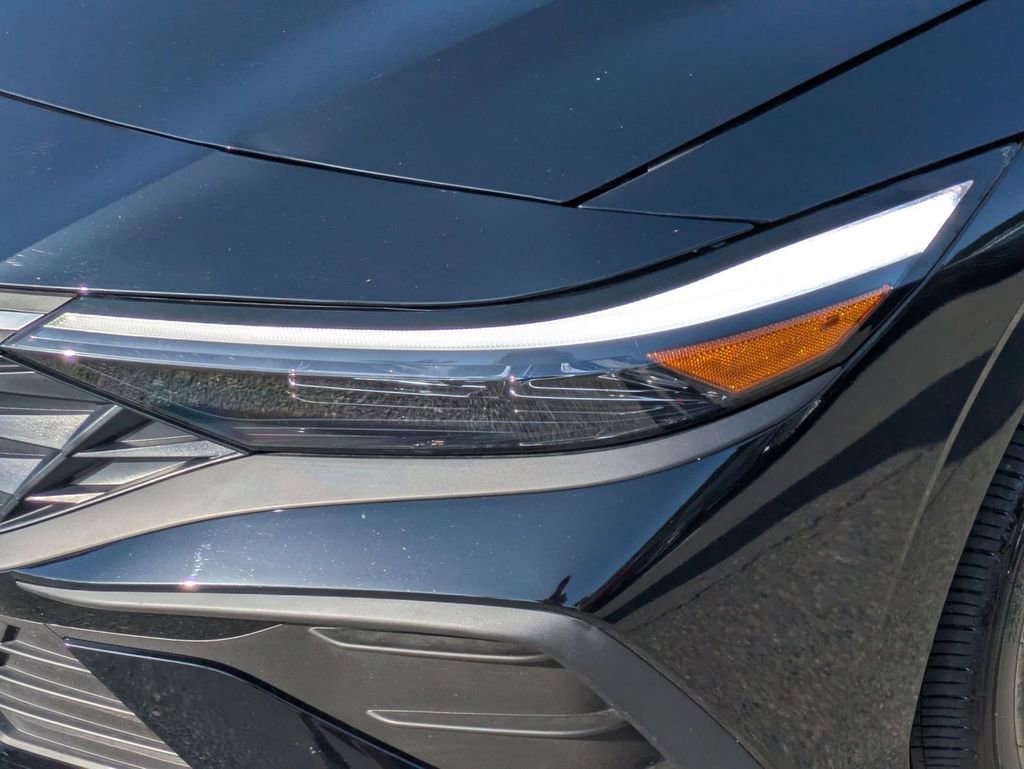 Certified 2025 Hyundai Elantra Sport image 9