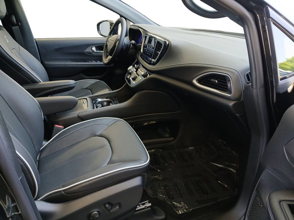 New 2027 Chrysler Pacifica Limited FWD image 24