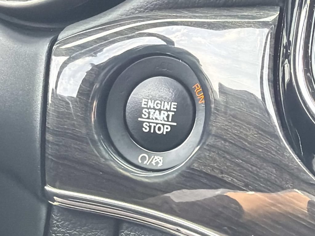 Used 2020 Jeep Grand Cherokee Overland AWD/4WD image 33