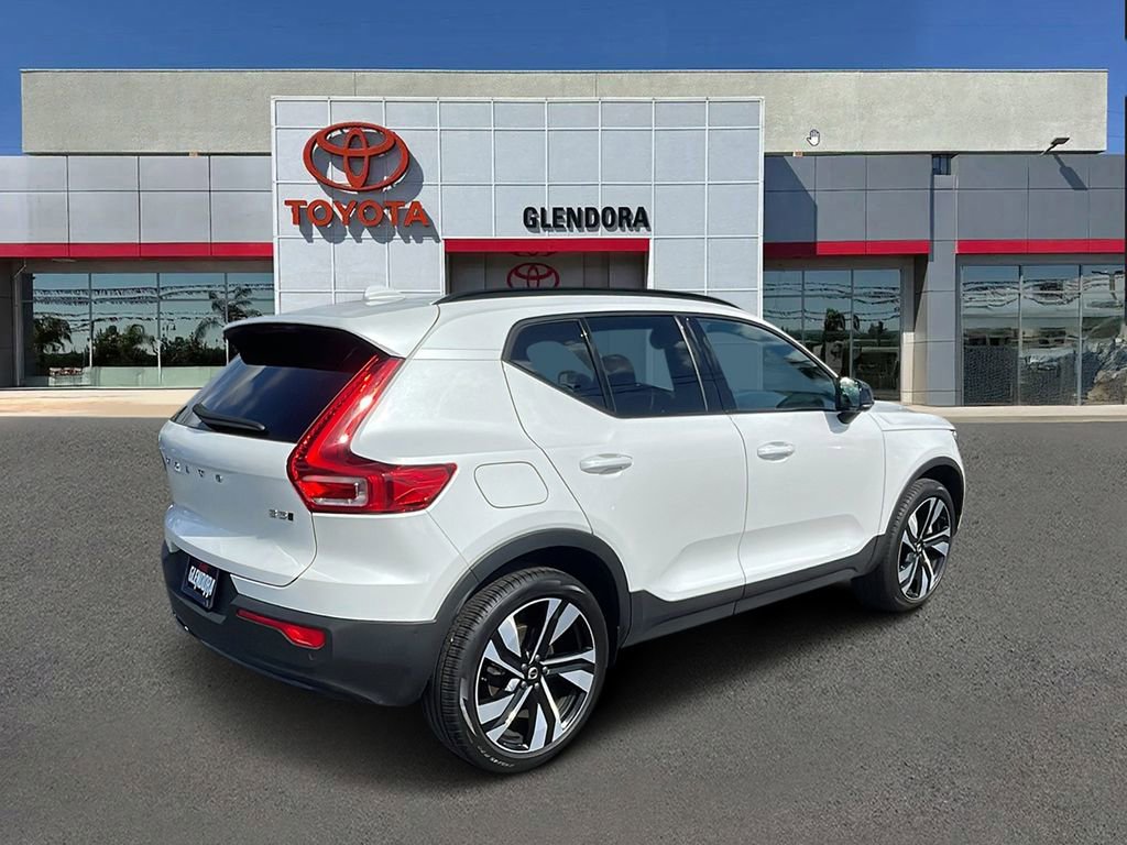 Used 2025 Volvo XC40 B5 Plus video 3