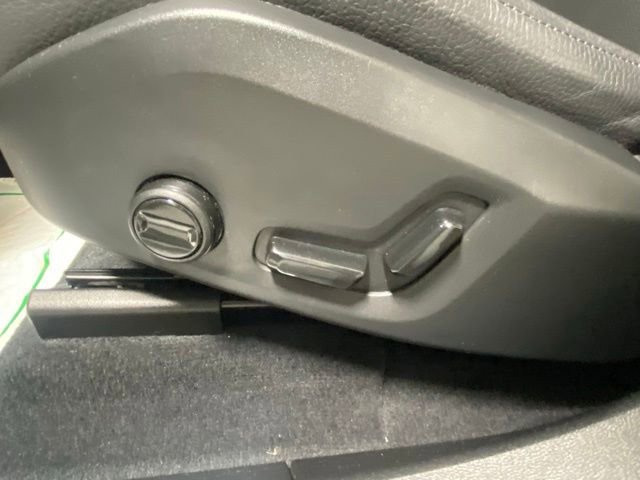 Used 2025 Volvo XC60 B5 Plus AWD/4WD image 12