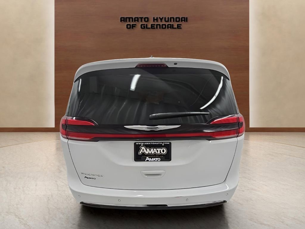 Used 2024 Chrysler Pacifica Touring-L image 5