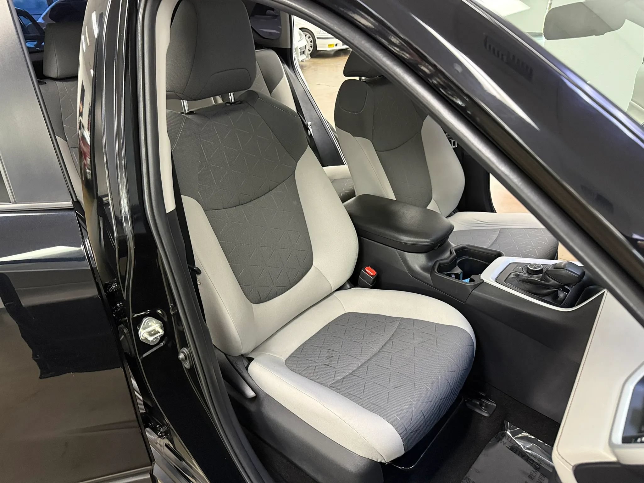 Used 2019 Toyota RAV4 XLE AWD/4WD image 14