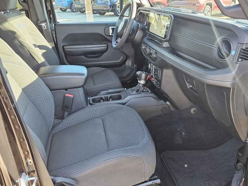 Used 2024 Jeep Wrangler Rubicon image 15