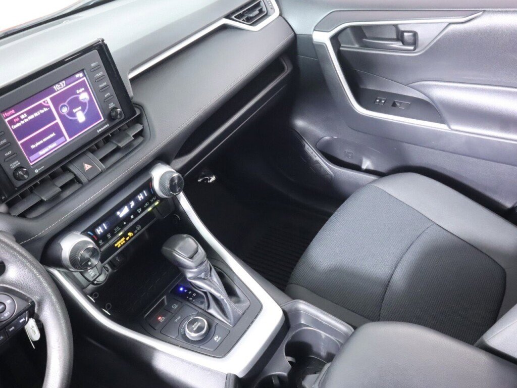 Used 2021 Toyota RAV4 LE image 28