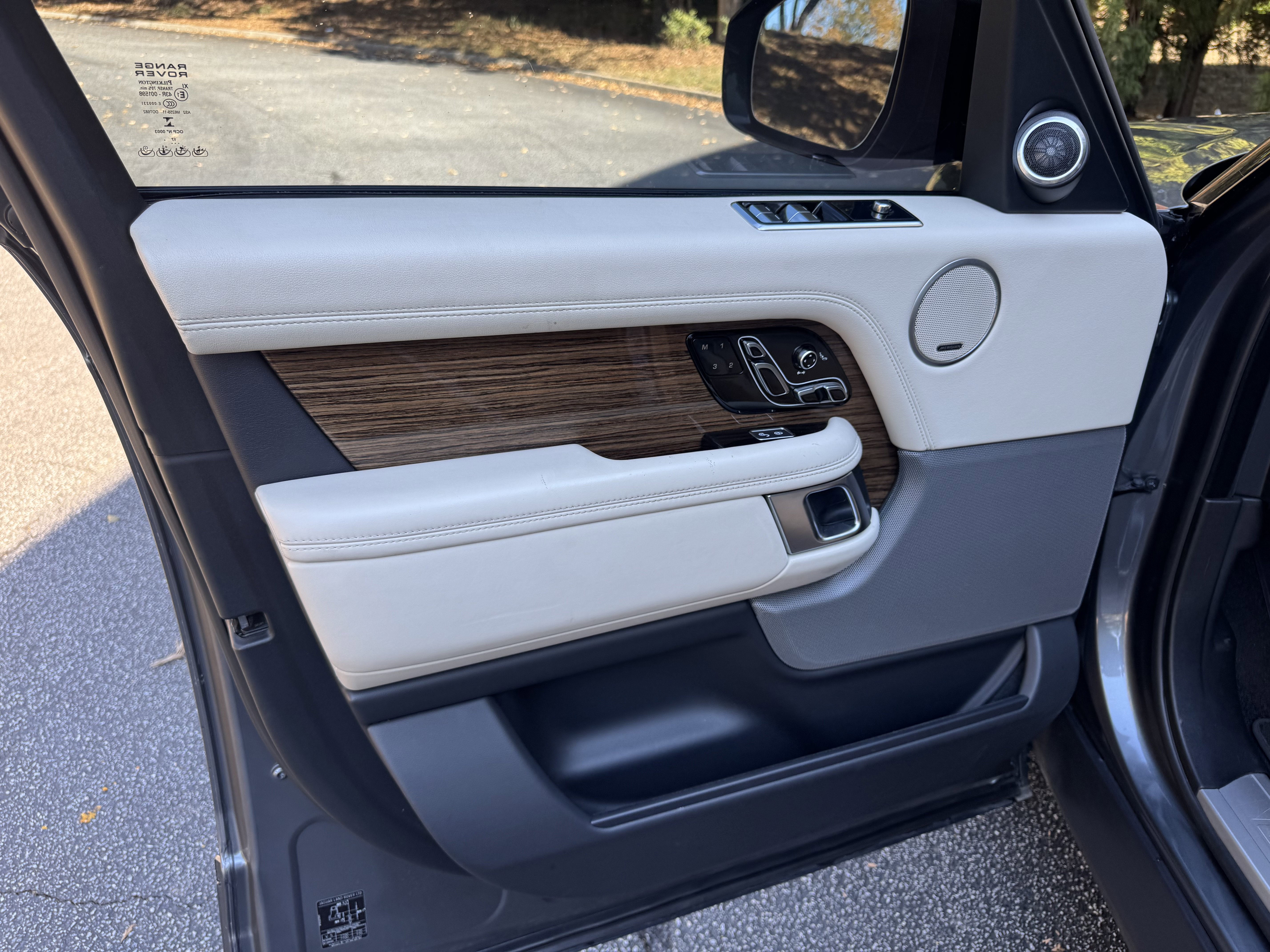 Used 2018 Land Rover Range Rover HSE image 29