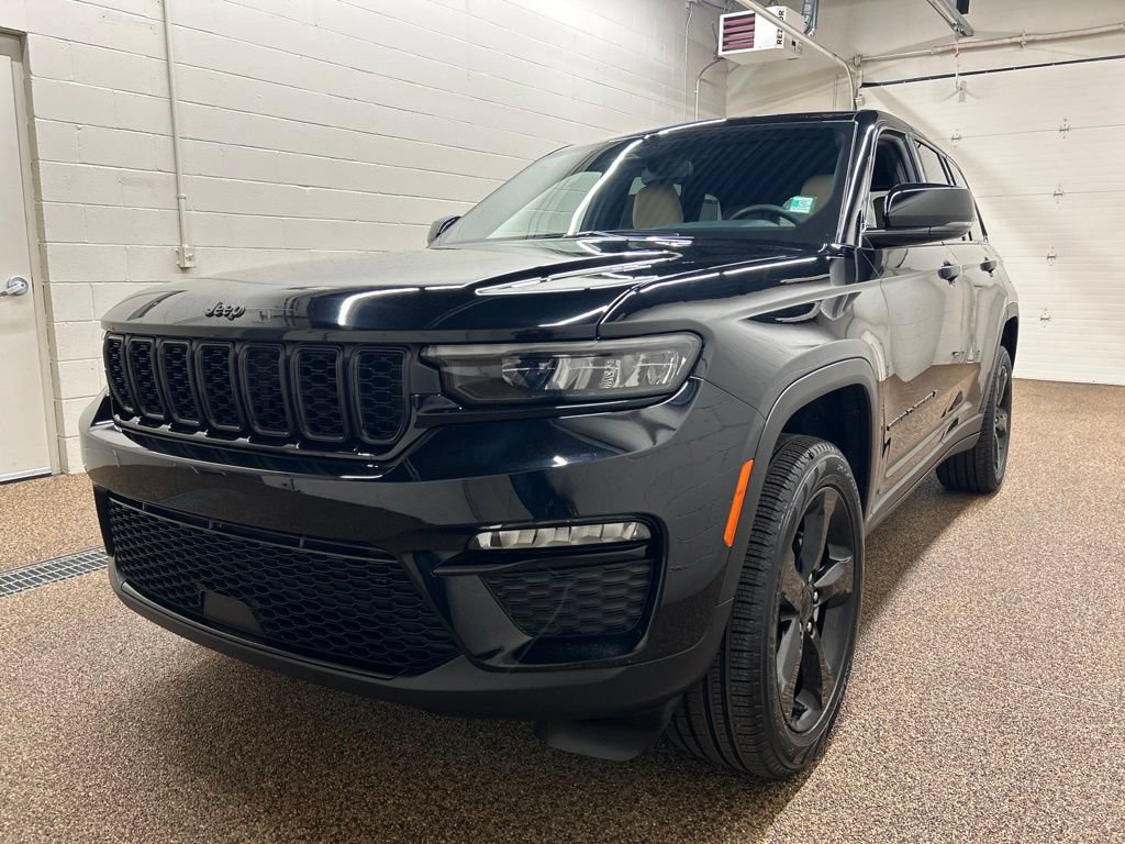Used 2024 Jeep Grand Cherokee Limited w/ Black Appearance Package AWD/4WD image 5