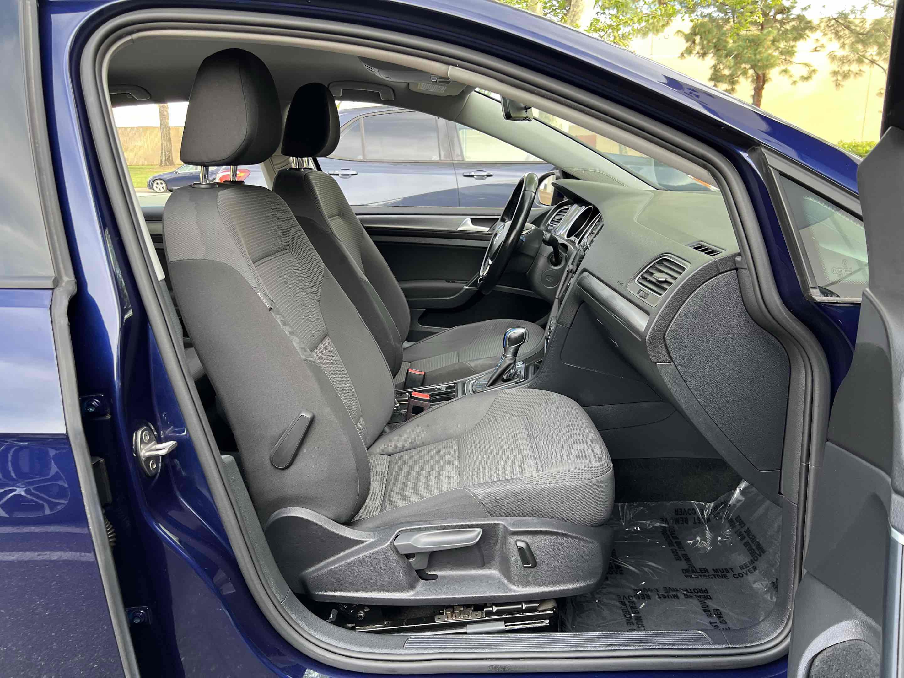 Used 2019 Volkswagen e-Golf SE w/ Driver Assistance Package image 38