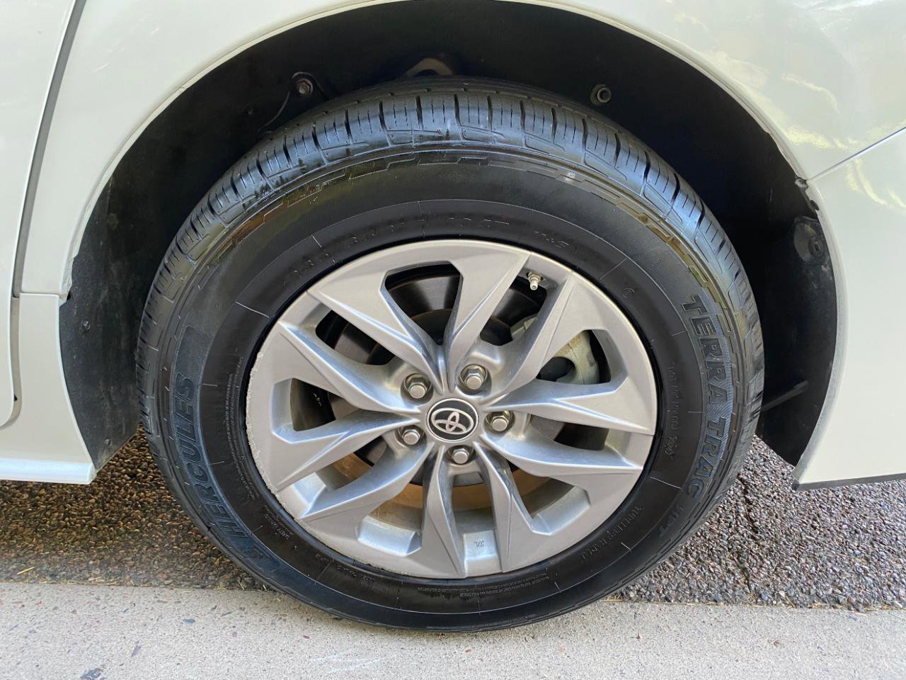 Used 2023 Toyota Sienna XLE FWD image 25